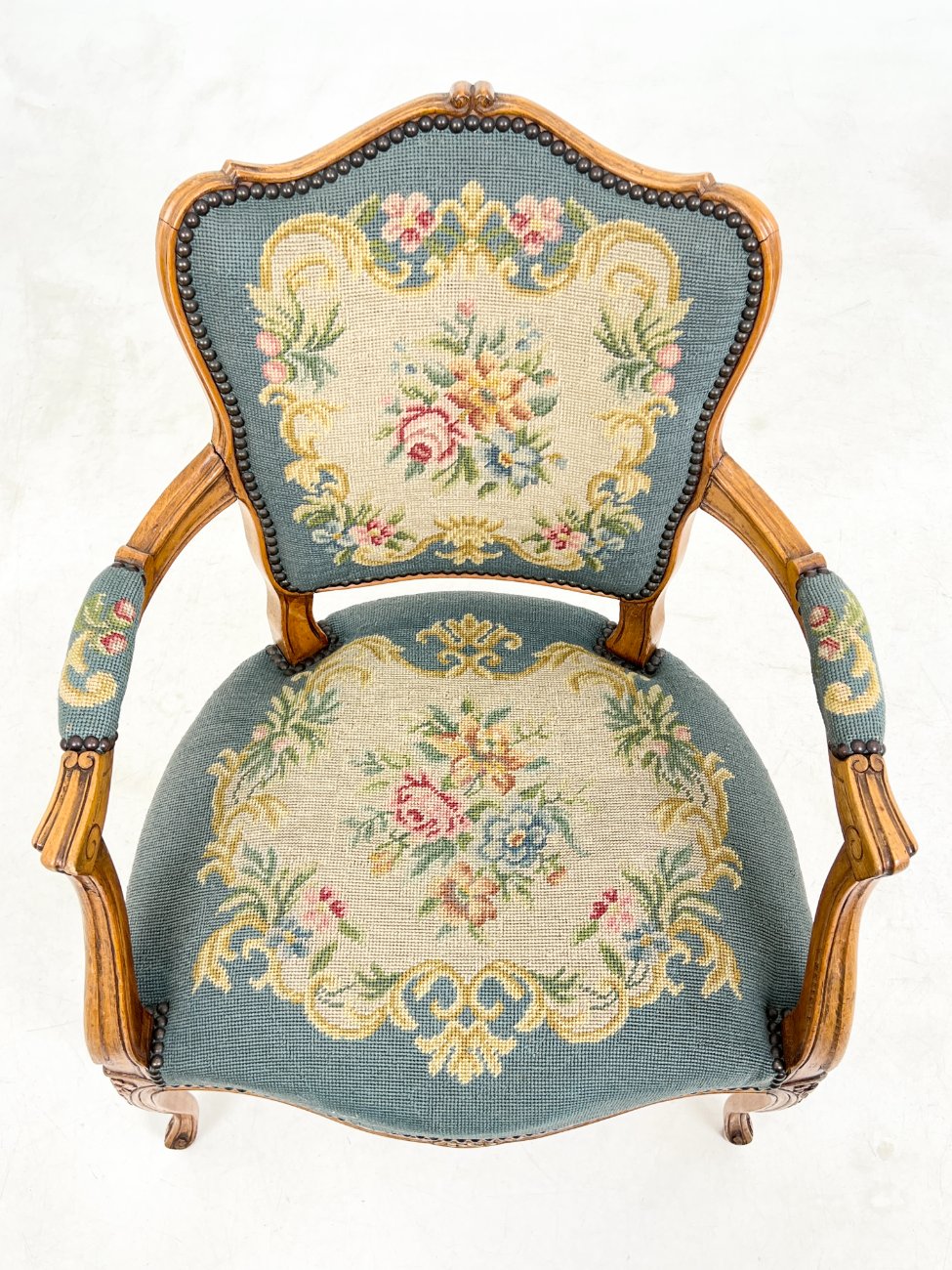 DR0224-valgomojo-kreslai-5 Riešutmedžio krėslas su gėlių raštų gobelenu 64x62x88 cm, 44 cm