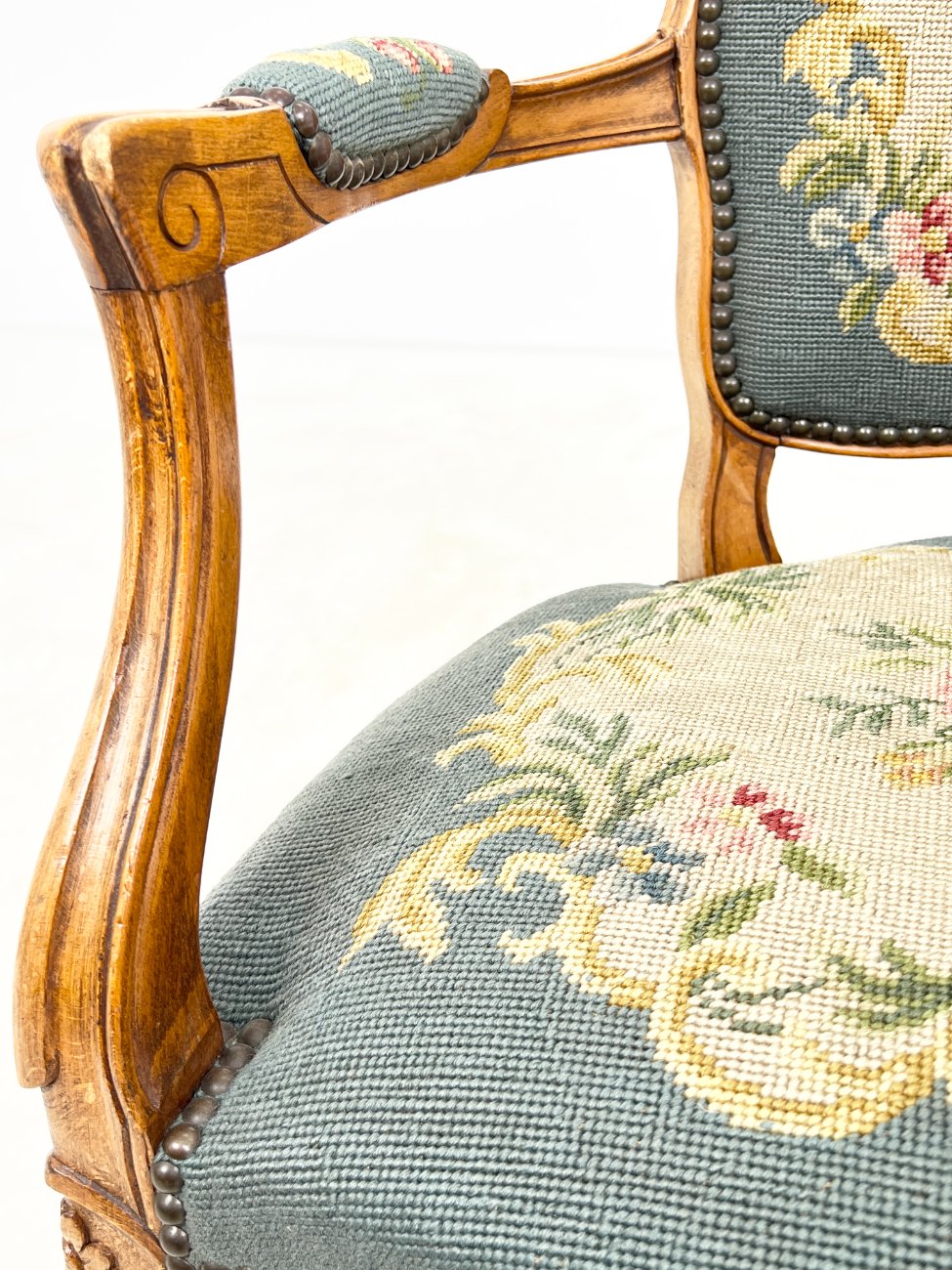 DR0224-valgomojo-kreslai-6 Riešutmedžio krėslas su gėlių raštų gobelenu 64x62x88 cm, 44 cm