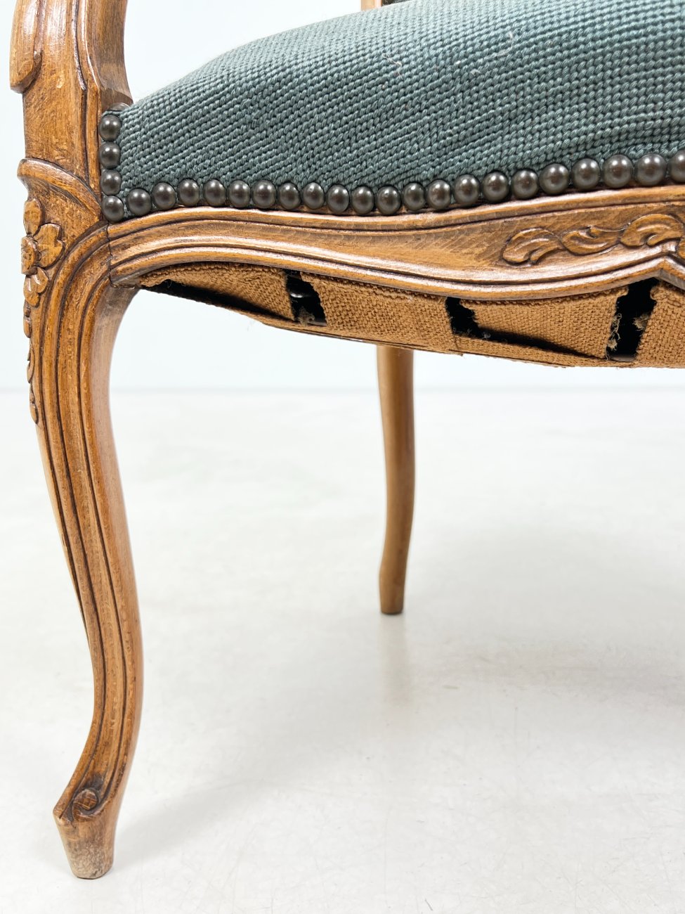 DR0224-valgomojo-kreslai-7 Riešutmedžio krėslas su gėlių raštų gobelenu 64x62x88 cm, 44 cm