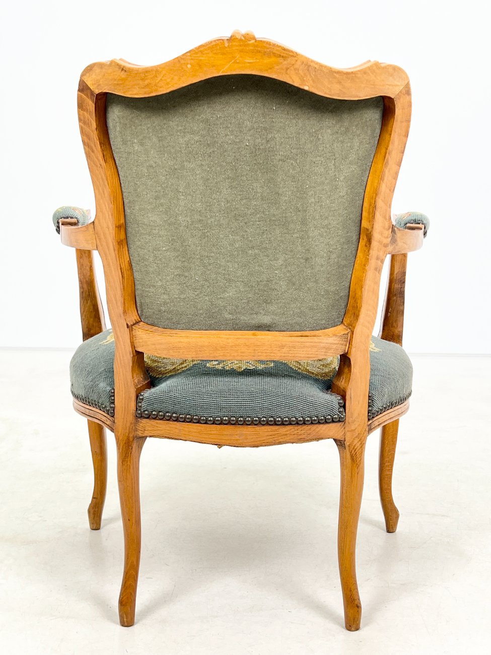 DR0224-valgomojo-kreslai-8 Riešutmedžio krėslas su gėlių raštų gobelenu 64x62x88 cm, 44 cm