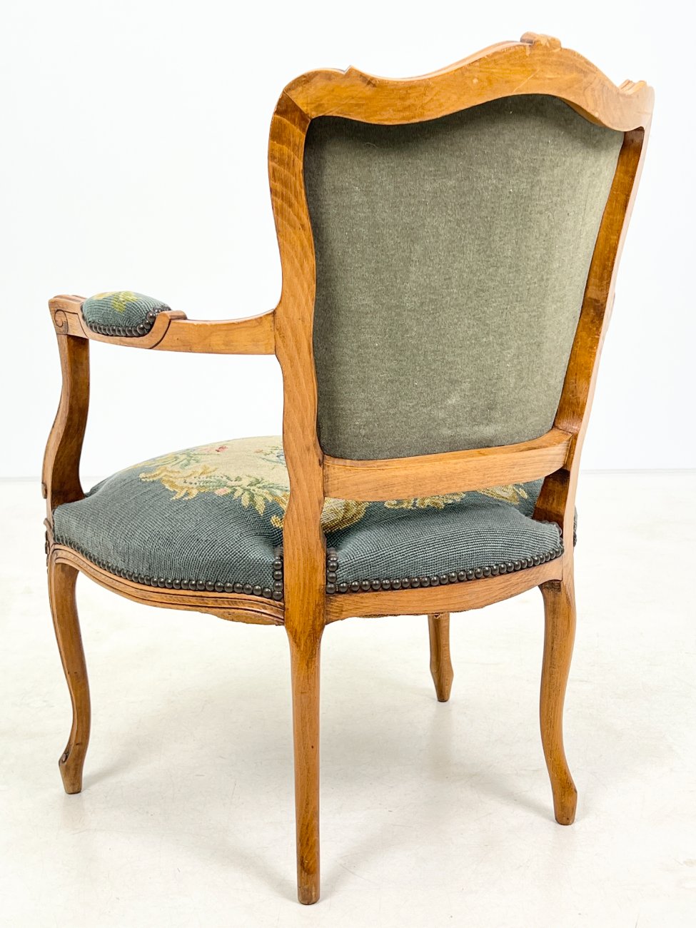 DR0224-valgomojo-kreslai-9 Riešutmedžio krėslas su gėlių raštų gobelenu 64x62x88 cm, 44 cm