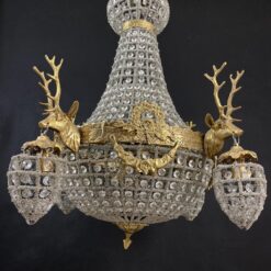 Pakabinamas žalvarinis šviestuvas su stiklu, elnių skulptūromis 60x60x75 cm