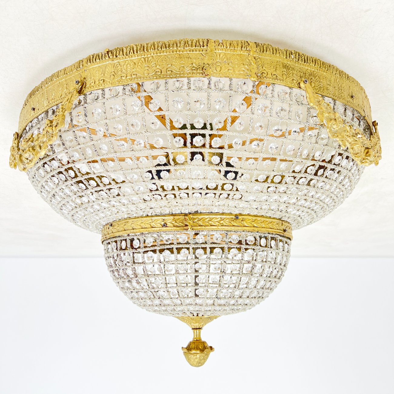 HF0454-pakabinami-sviestuvai-0 Pakabinamas žalvarinis šviestuvas su stiklo karoliukais 84x84x56 cm