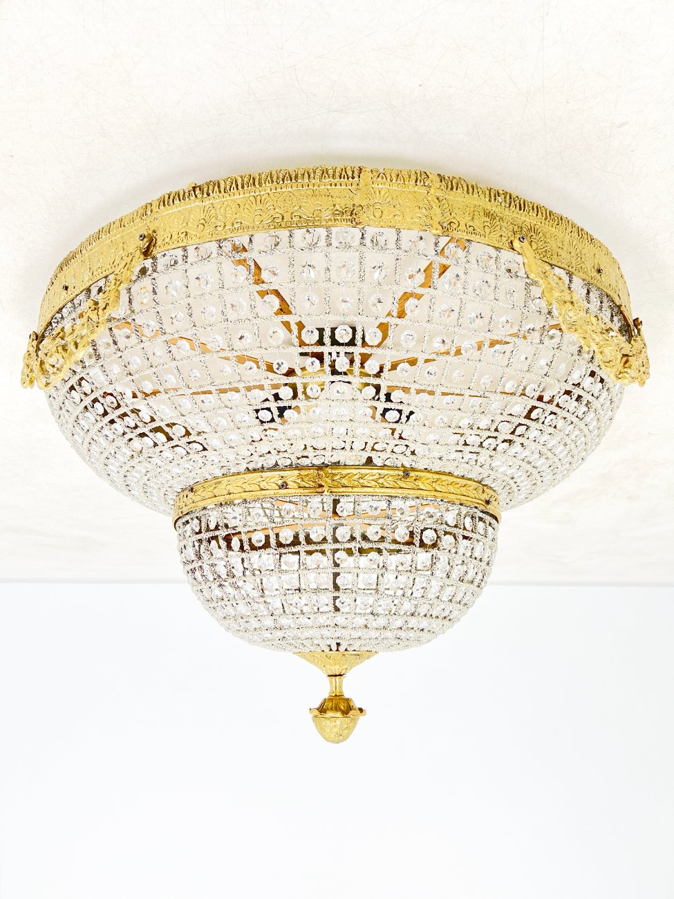 HF0454-pakabinami-sviestuvai-1 Pakabinamas žalvarinis šviestuvas su stiklo karoliukais 84x84x56 cm