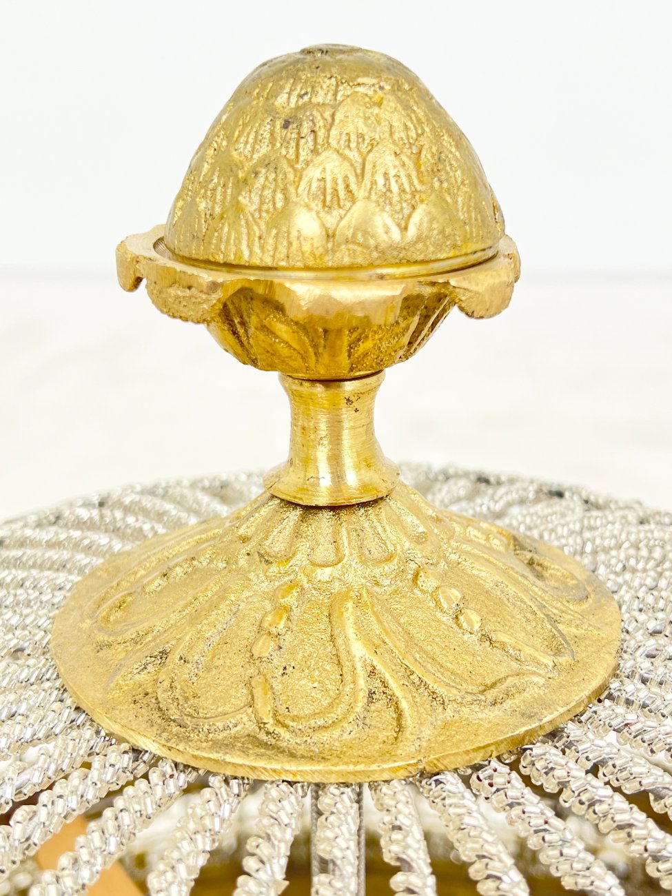 HF0454-pakabinami-sviestuvai-4 Pakabinamas žalvarinis šviestuvas su stiklo karoliukais 84x84x56 cm