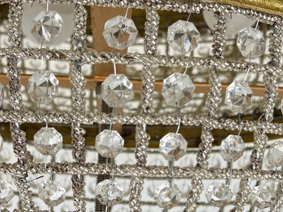 HF0454-pakabinami-sviestuvai-6 Pakabinamas žalvarinis šviestuvas su stiklo karoliukais 84x84x56 cm