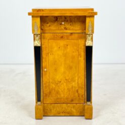 Ampyro stiliaus riešutmedžio lukšto spintelė 43,5x47x81,5 cm