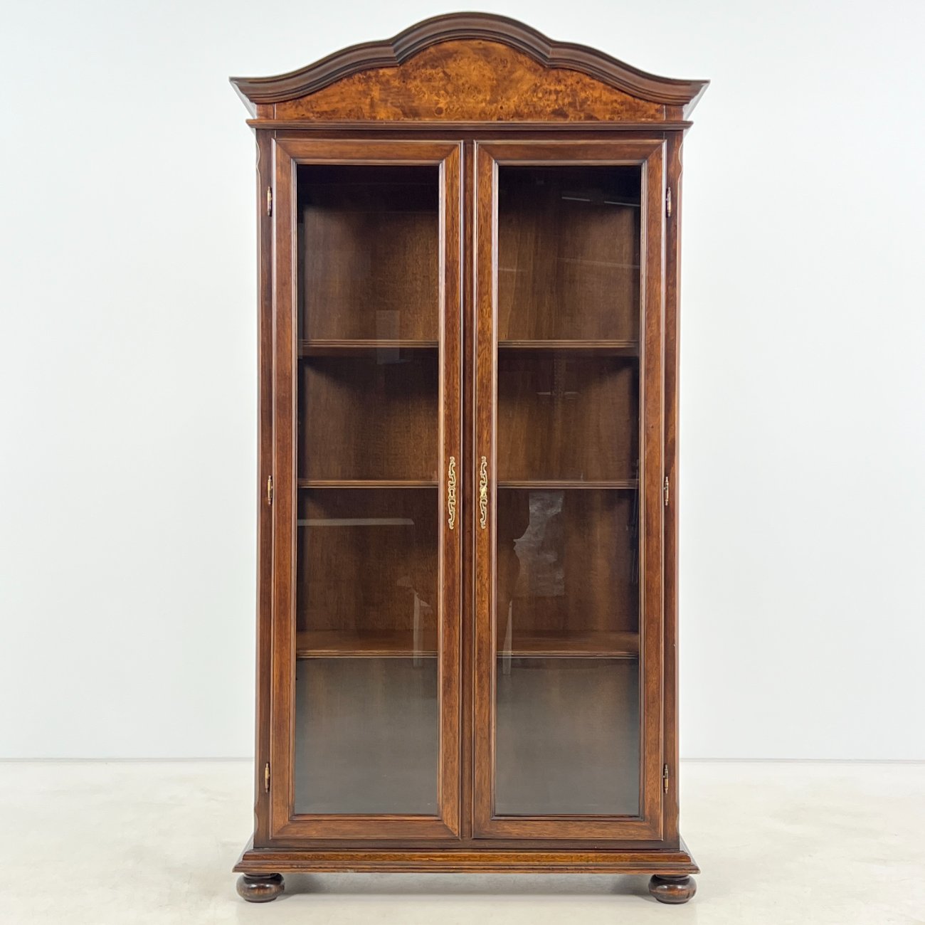 HK1093-vitrinos-0 “Selva” ąžuolo ir riešutmedžio lukšto vitrina 46,5x105x196 cm