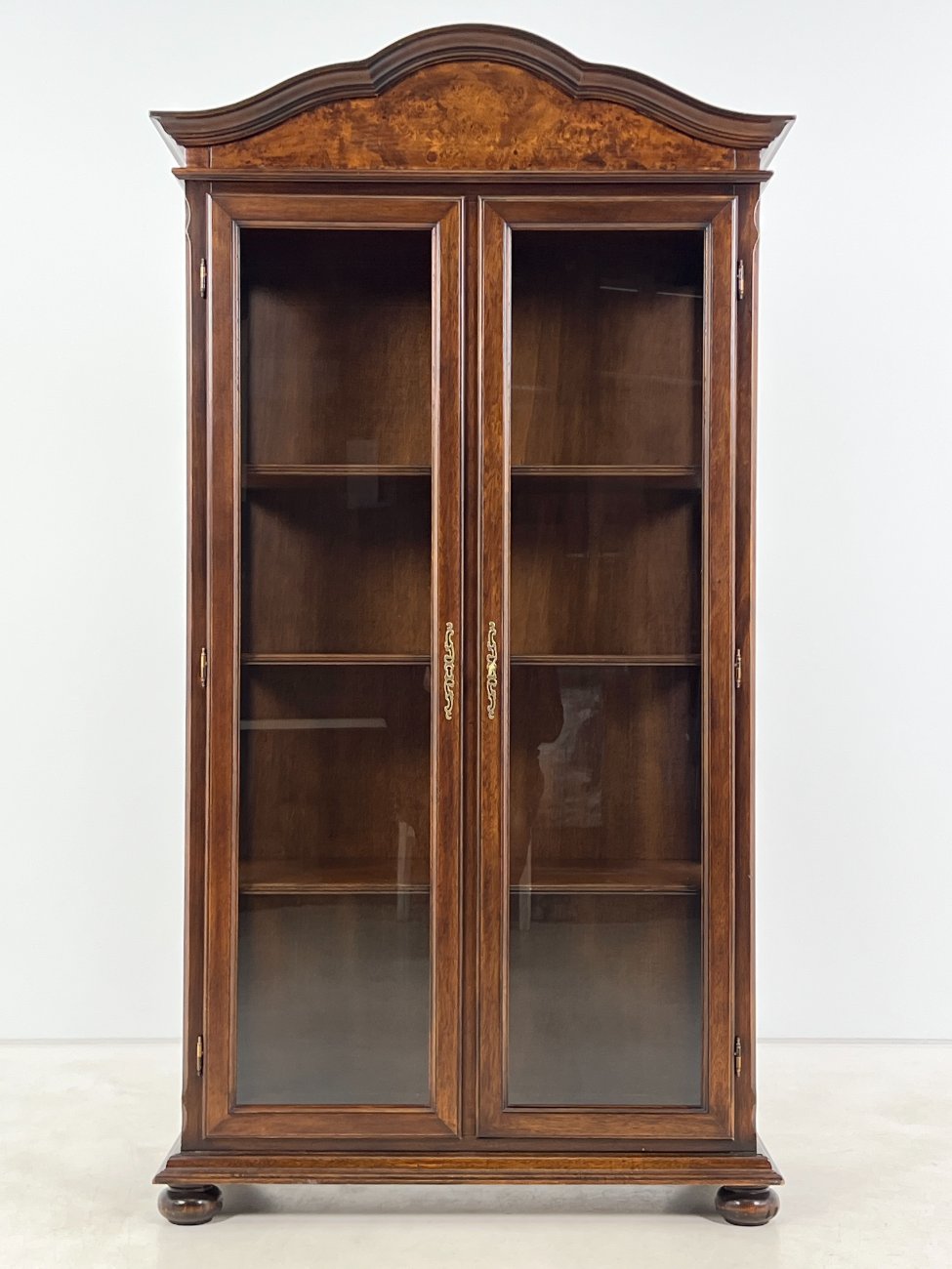 HK1093-vitrinos-1 “Selva” ąžuolo ir riešutmedžio lukšto vitrina 46,5x105x196 cm