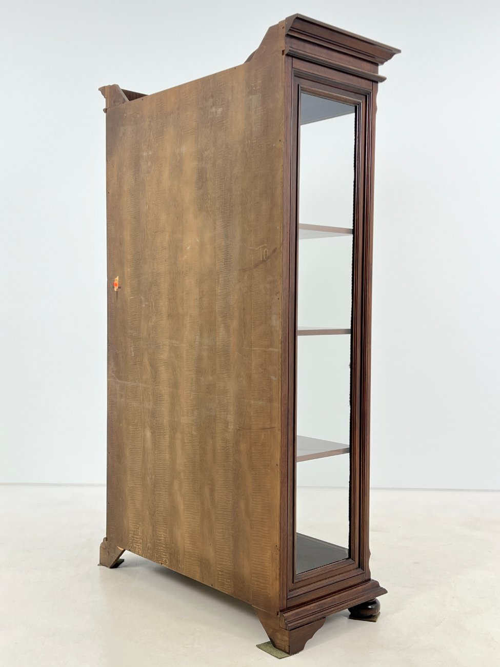 HK1093-vitrinos-10 “Selva” ąžuolo ir riešutmedžio lukšto vitrina 46,5x105x196 cm