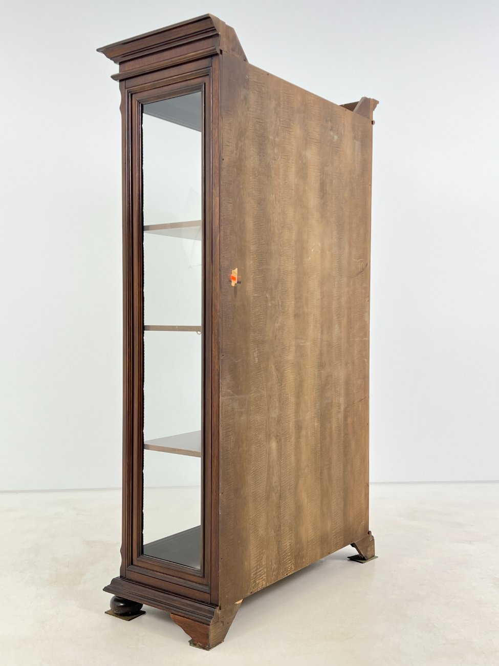 HK1093-vitrinos-11 “Selva” ąžuolo ir riešutmedžio lukšto vitrina 46,5x105x196 cm