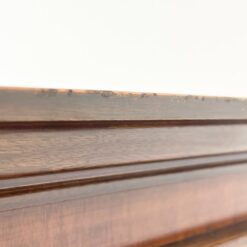 “Selva” ąžuolo ir riešutmedžio lukšto vitrina 46,5x105x196 cm