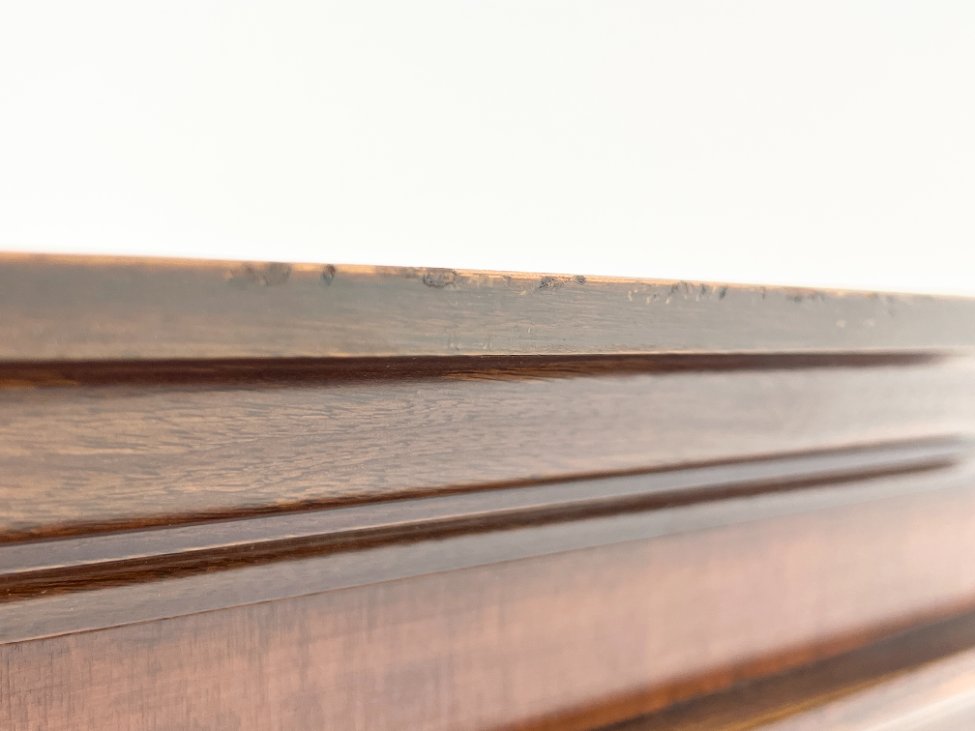 HK1093-vitrinos-12 “Selva” ąžuolo ir riešutmedžio lukšto vitrina 46,5x105x196 cm