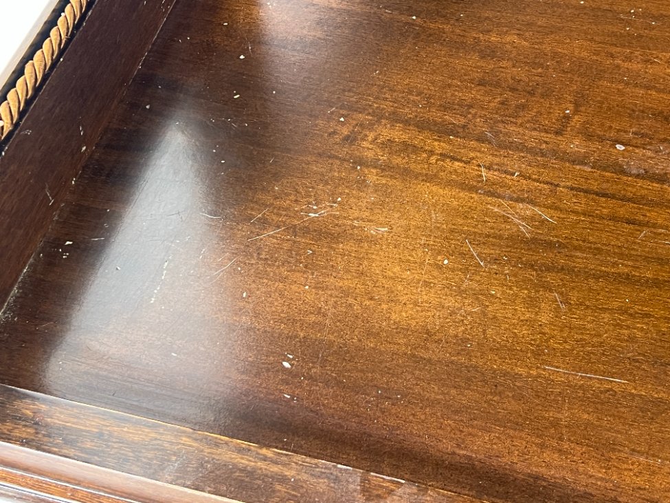 HK1093-vitrinos-15 “Selva” ąžuolo ir riešutmedžio lukšto vitrina 46,5x105x196 cm