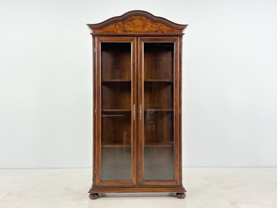 HK1093-vitrinos-2 “Selva” ąžuolo ir riešutmedžio lukšto vitrina 46,5x105x196 cm