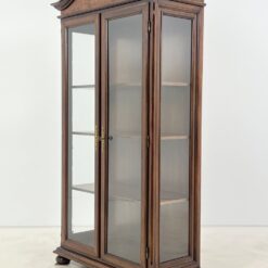 “Selva” ąžuolo ir riešutmedžio lukšto vitrina 46,5x105x196 cm