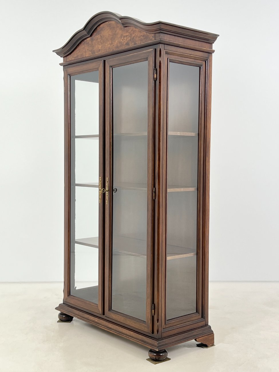 HK1093-vitrinos-3 “Selva” ąžuolo ir riešutmedžio lukšto vitrina 46,5x105x196 cm