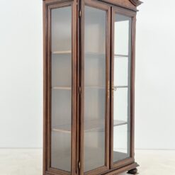 “Selva” ąžuolo ir riešutmedžio lukšto vitrina 46,5x105x196 cm