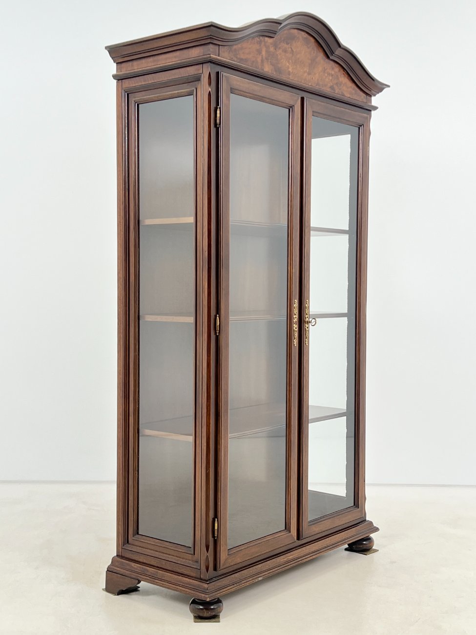 HK1093-vitrinos-4 “Selva” ąžuolo ir riešutmedžio lukšto vitrina 46,5x105x196 cm