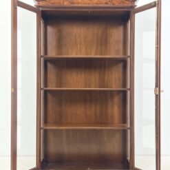 “Selva” ąžuolo ir riešutmedžio lukšto vitrina 46,5x105x196 cm