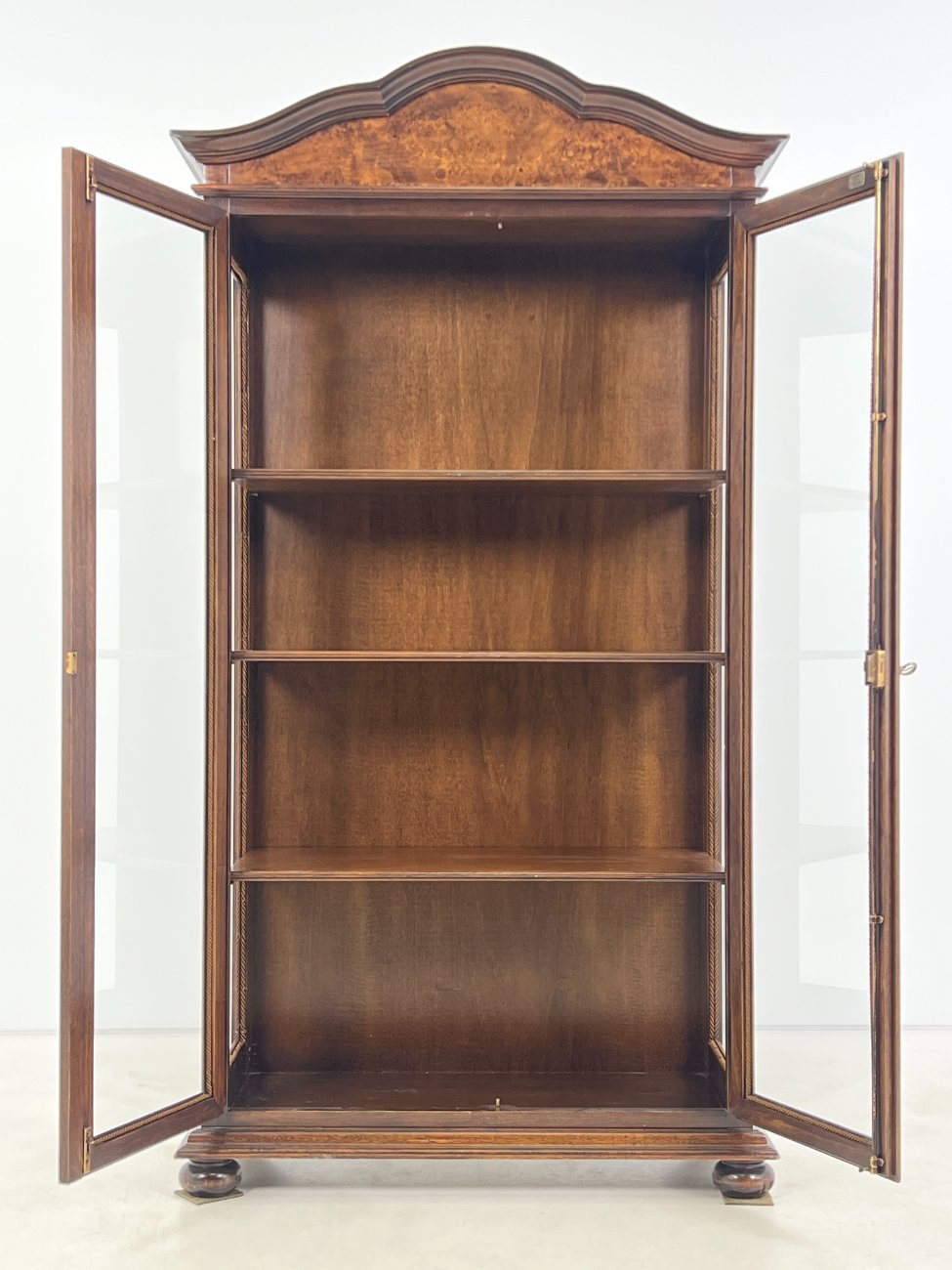 HK1093-vitrinos-5 “Selva” ąžuolo ir riešutmedžio lukšto vitrina 46,5x105x196 cm