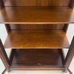 “Selva” ąžuolo ir riešutmedžio lukšto vitrina 46,5x105x196 cm