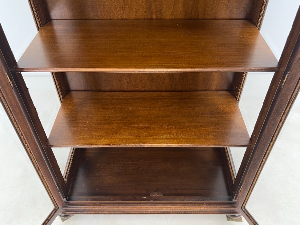 HK1093-vitrinos-6 “Selva” ąžuolo ir riešutmedžio lukšto vitrina 46,5x105x196 cm