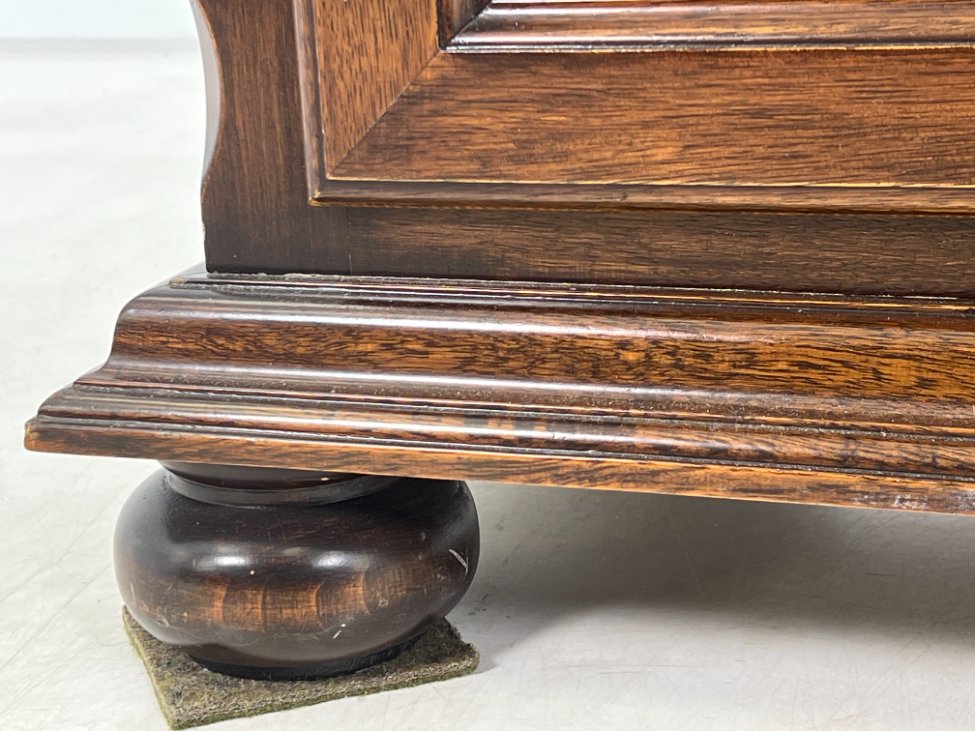 HK1093-vitrinos-7 “Selva” ąžuolo ir riešutmedžio lukšto vitrina 46,5x105x196 cm