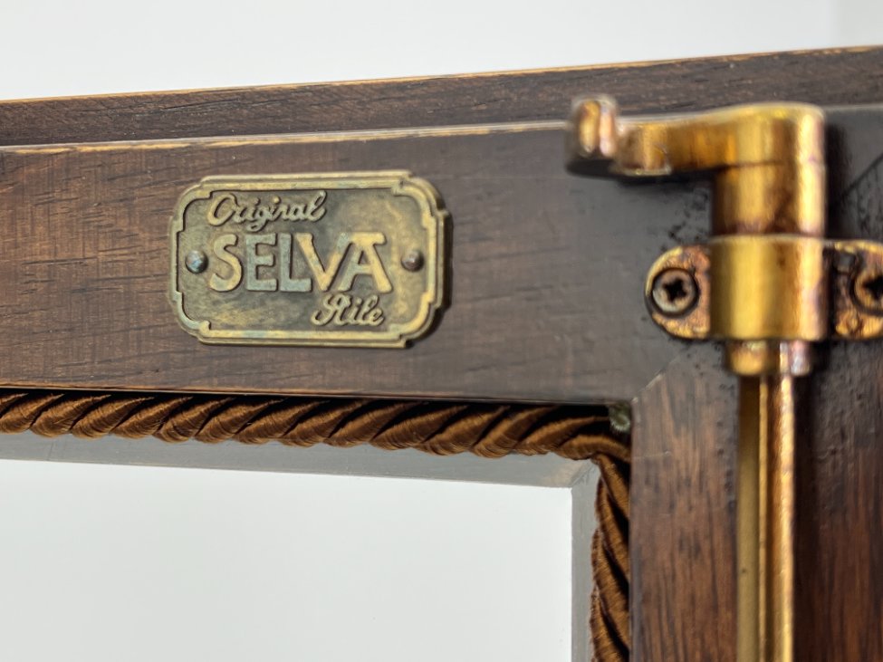 HK1093-vitrinos-8 “Selva” ąžuolo ir riešutmedžio lukšto vitrina 46,5x105x196 cm