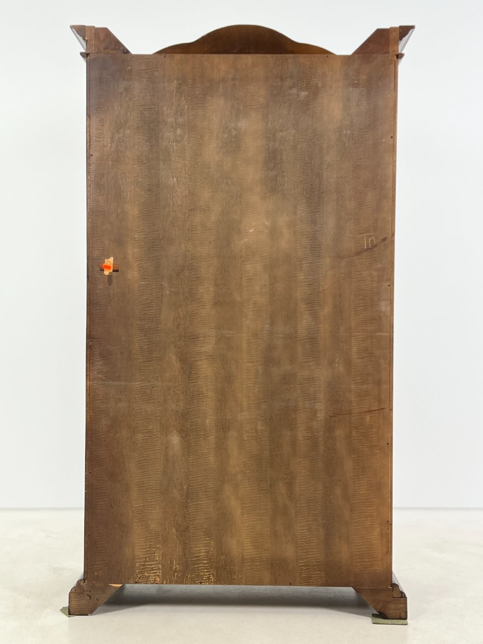 HK1093-vitrinos-9 “Selva” ąžuolo ir riešutmedžio lukšto vitrina 46,5x105x196 cm