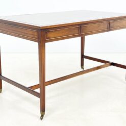 Riešutmedžio rašomasis stalas su odiniu stalviršiu ir ratukais 75x124x76 cm