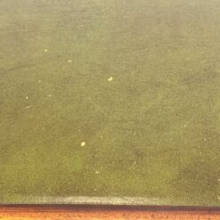 Riešutmedžio rašomasis stalas su odiniu stalviršiu ir ratukais 75x124x76 cm