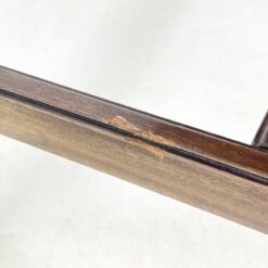 Riešutmedžio rašomasis stalas su odiniu stalviršiu ir ratukais 75x124x76 cm