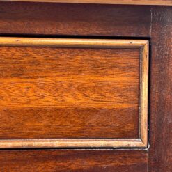 Riešutmedžio rašomasis stalas su odiniu stalviršiu ir ratukais 75x124x76 cm