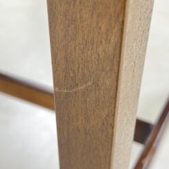 Riešutmedžio rašomasis stalas su odiniu stalviršiu ir ratukais 75x124x76 cm