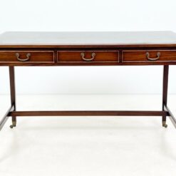 Riešutmedžio rašomasis stalas su odiniu stalviršiu ir ratukais 75x124x76 cm