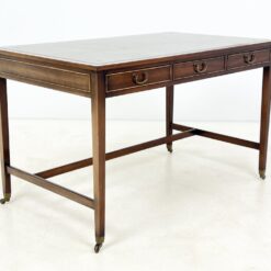 Riešutmedžio rašomasis stalas su odiniu stalviršiu ir ratukais 75x124x76 cm