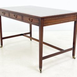 Riešutmedžio rašomasis stalas su odiniu stalviršiu ir ratukais 75x124x76 cm