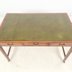 Riešutmedžio rašomasis stalas su odiniu stalviršiu ir ratukais 75x124x76 cm