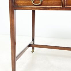 Riešutmedžio rašomasis stalas su odiniu stalviršiu ir ratukais 75x124x76 cm