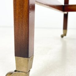 Riešutmedžio rašomasis stalas su odiniu stalviršiu ir ratukais 75x124x76 cm