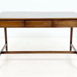 Riešutmedžio rašomasis stalas su odiniu stalviršiu ir ratukais 75x124x76 cm