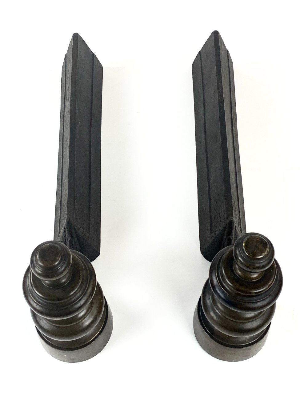 HK1100-irankiu-komplektai-stovai-1 Žalvariniai židinio malkų laikikliai 2 vnt. Komplektas 8,5x41x20 cm