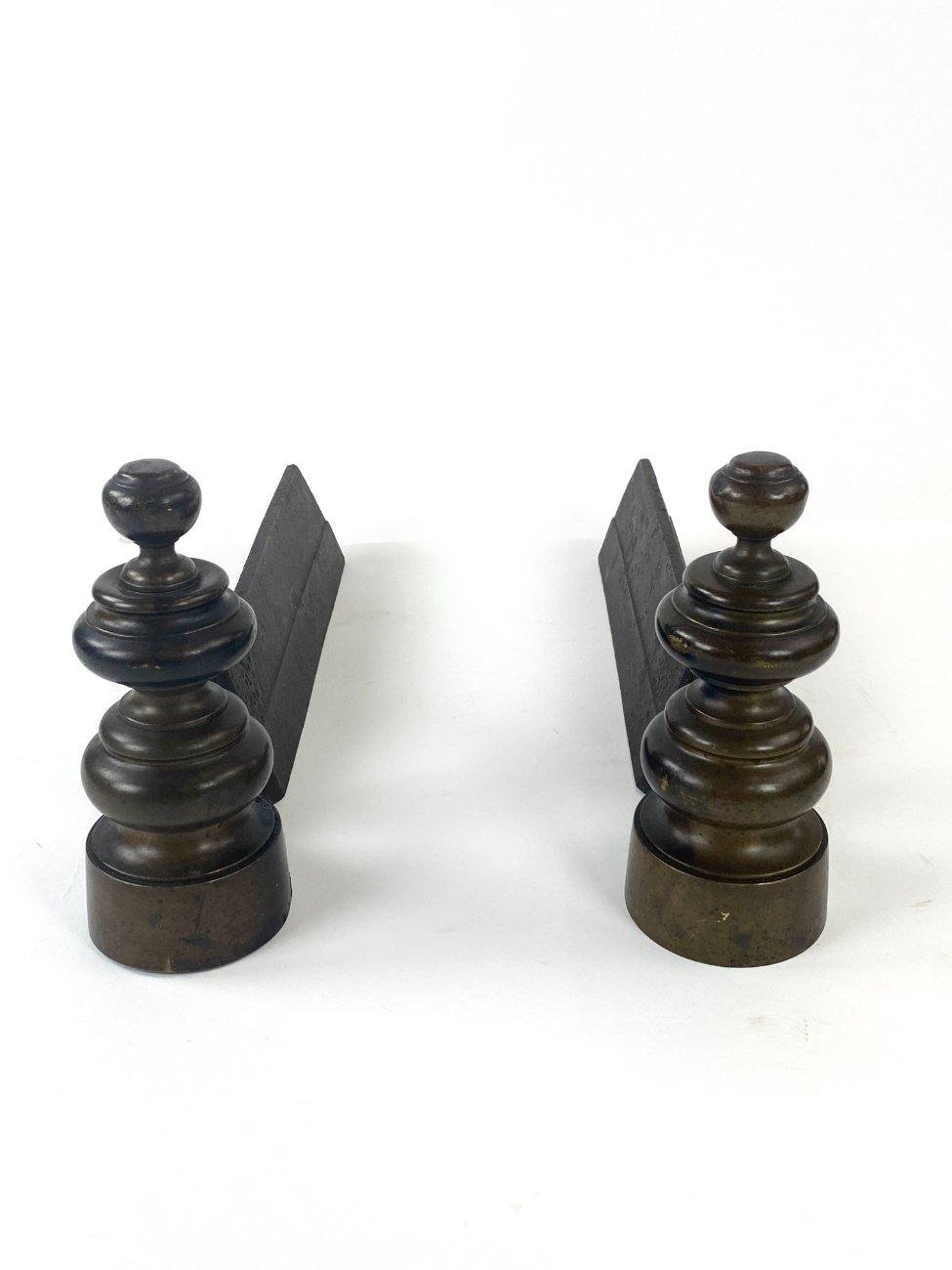 HK1100-irankiu-komplektai-stovai-3 Žalvariniai židinio malkų laikikliai 2 vnt. Komplektas 8,5x41x20 cm