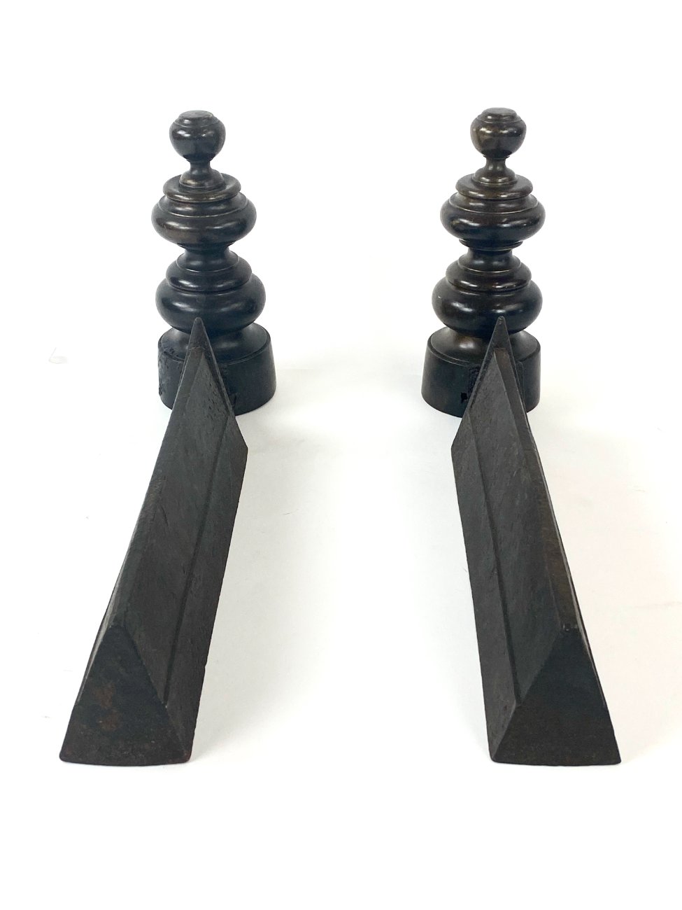 HK1100-irankiu-komplektai-stovai-4 Žalvariniai židinio malkų laikikliai 2 vnt. Komplektas 8,5x41x20 cm