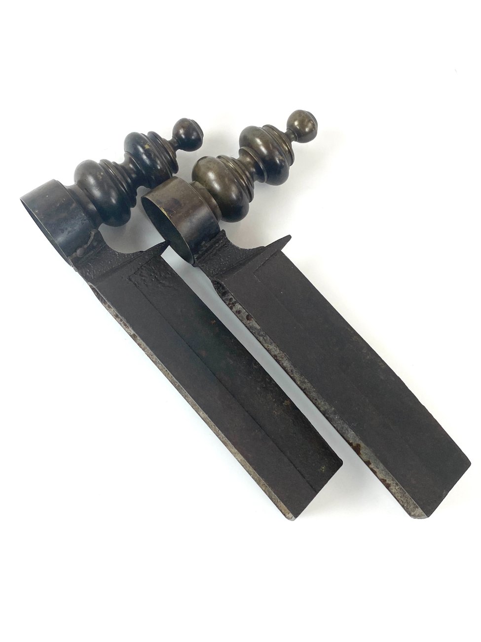 HK1100-irankiu-komplektai-stovai-5 Žalvariniai židinio malkų laikikliai 2 vnt. Komplektas 8,5x41x20 cm