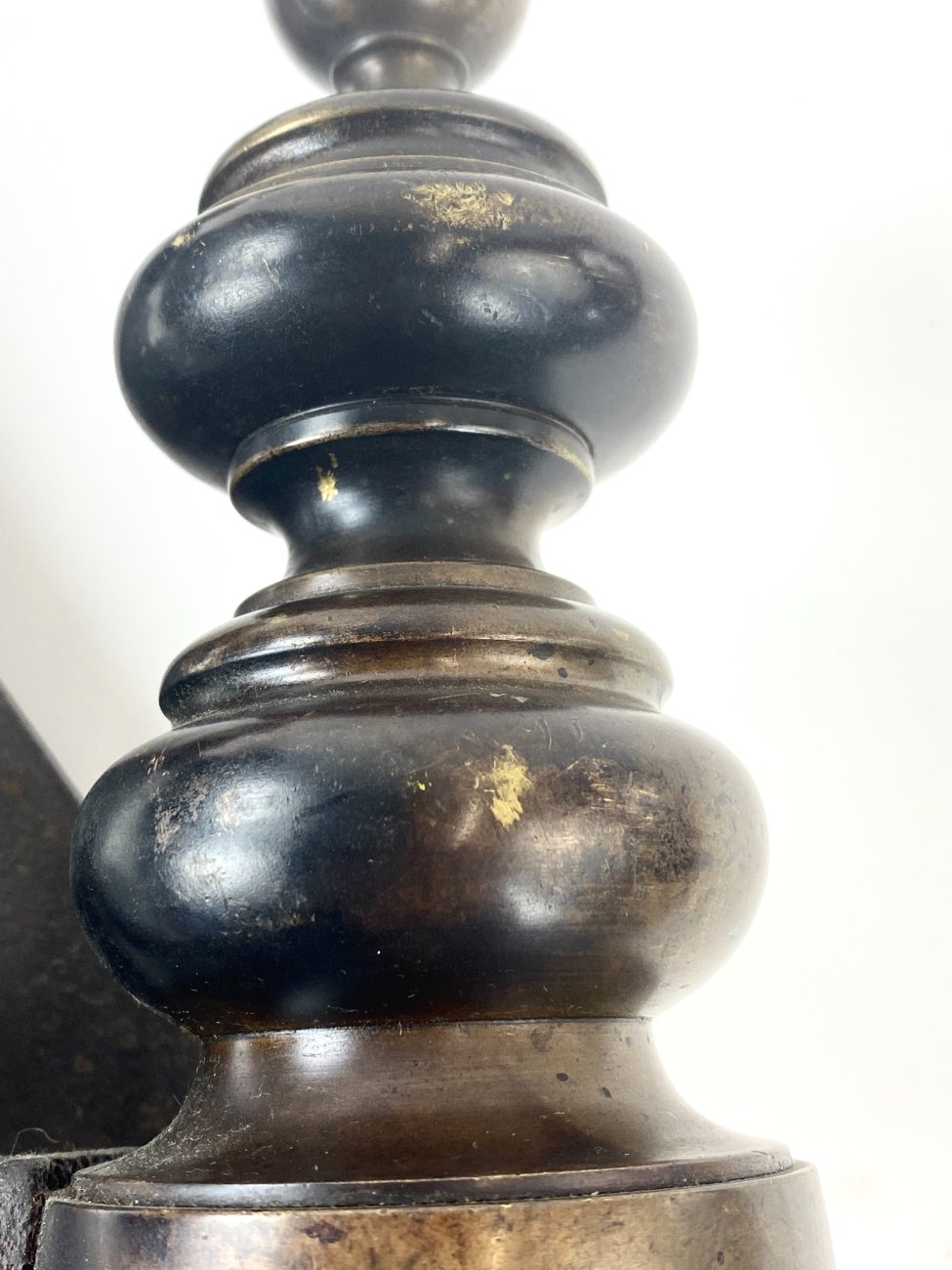 HK1100-irankiu-komplektai-stovai-7 Žalvariniai židinio malkų laikikliai 2 vnt. Komplektas 8,5x41x20 cm