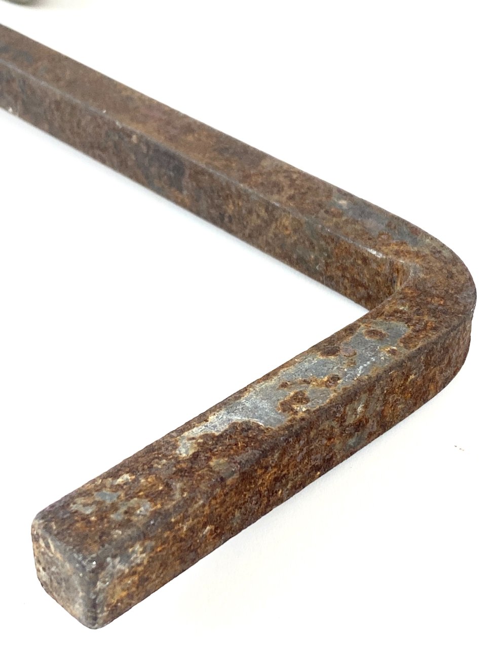 HK1101-irankiu-komplektai-stovai-6 Žalvariniai židinio malkų laikikliai 2 vnt. Komplektas 12,5x35x24,5 cm