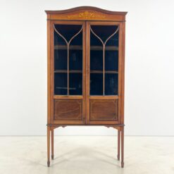 Britiško stiliaus, riešutmedžio vitrina 30x91x179 cm