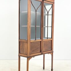 Britiško stiliaus, riešutmedžio vitrina 30x91x179 cm